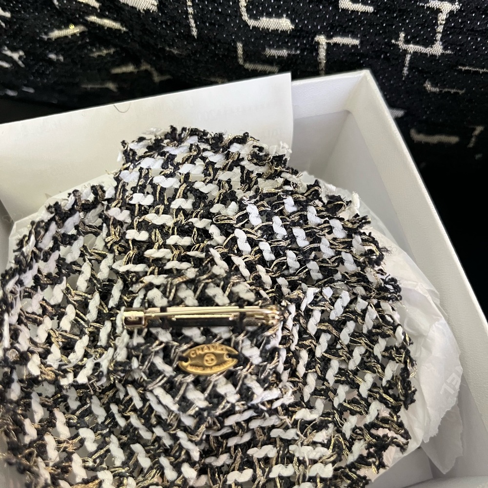Chanel tweed camellia brooch - Picture 2 of 2